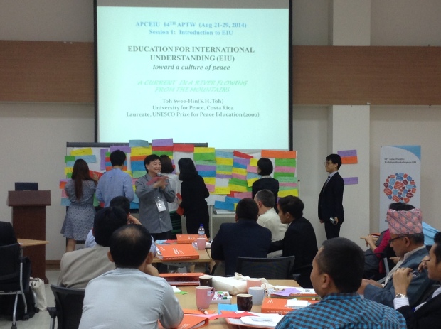Dr. Toh conducting an activity at the 2014 Asia-Pacific Teacher’s Workshop organized by APCEIU.